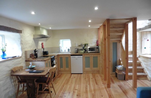Crymych Cottage | Bwthyn Bran, 1-bed cosy cottage on the edge of the Preseli hills. Pet friendly
