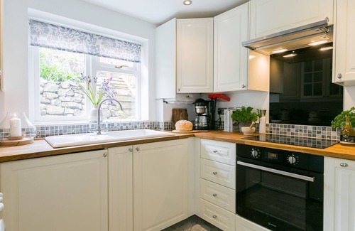 Beaumaris Cottage | Bwthyn Bryn Gwyn - a near a pub that sleeps 4 guests in 2 bedrooms