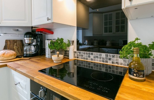 Beaumaris Cottage | Bwthyn Bryn Gwyn - a near a pub that sleeps 4 guests in 2 bedrooms
