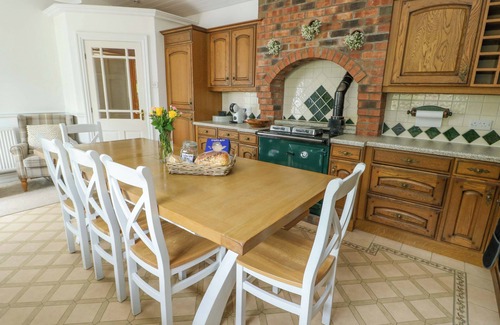 Llangefni House | BWTHYN CLAI, family friendly, country holiday cottage in Llangefni