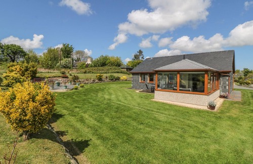 Llanddaniel Fab Cottage | BWTHYN CLYD, family friendly, with a garden in Llanddaniel Fab