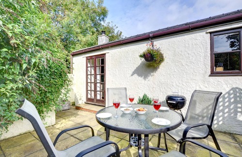 Llanerchymedd House | Bwthyn Gwyn - Two Bedroom House, Sleeps 4