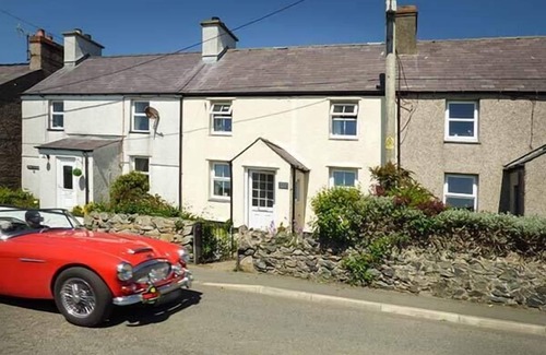 Llangaffo Cottage | BWTHYN MEGAN, pet friendly, character holiday cottage in Llangaffo