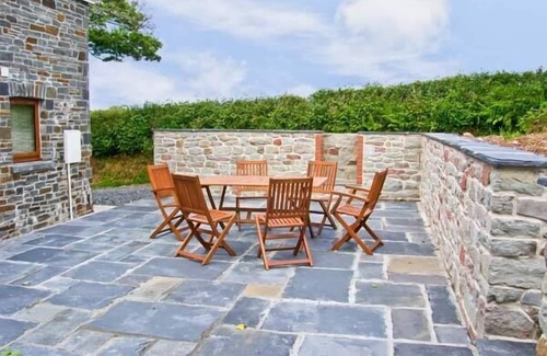 Llanddowror Cottage | BWTHYN TRECOED, family friendly, with a garden in St Clears
