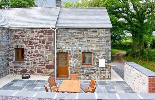 Llanddowror Cottage | BWTHYN TRECOED, family friendly, with a garden in St Clears