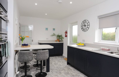 Rhydwyn House | BWTHYN Y BAE, pet friendly, country holiday cottage in Llanfaethlu