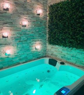 Bondy Apartment | BY NEPTUNE - Appartement Rustique JACUZZI