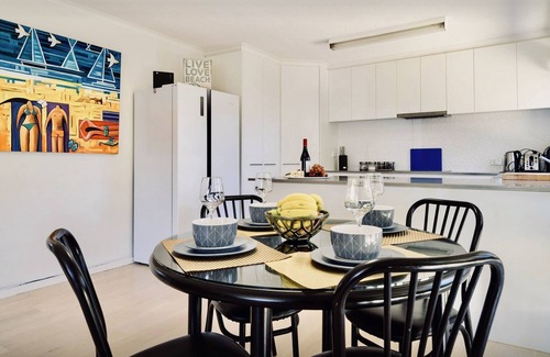 Frankston Apartment | By the Beach. Walk shop train beach restaurants and cinema