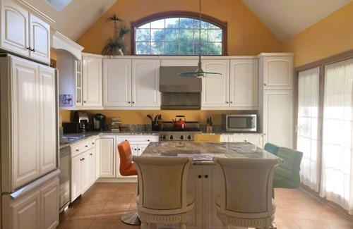 Dennis Port House | By the Sea Guests Bed & Breakfast & Suites