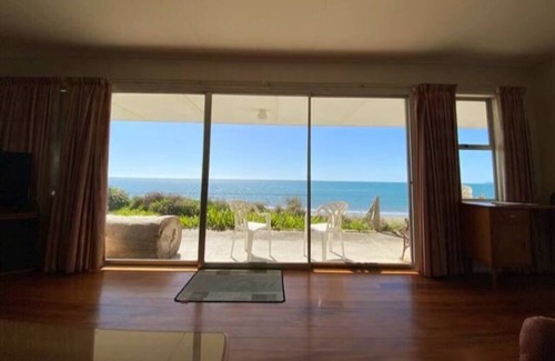 Parapara House | By the Sea Shaw - Hosted by Lorna, Katja & Michael