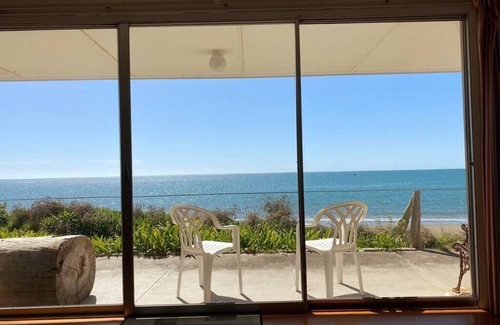 Parapara House | By the Sea Shaw - Hosted by Lorna, Katja & Michael