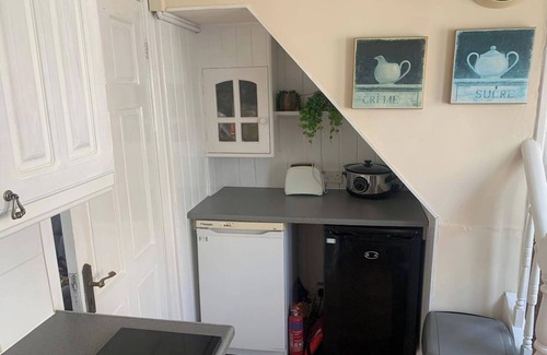 West Kirby House | By the sea, sleeps 4-6, private patio, NearBeach, SeasideRetreat, train to Liverpool or Chester is a hop skip and a jump away.