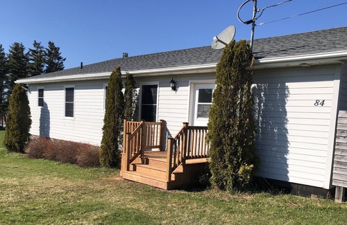 Red House Cottage | By the Shore -Waterfront Cottage