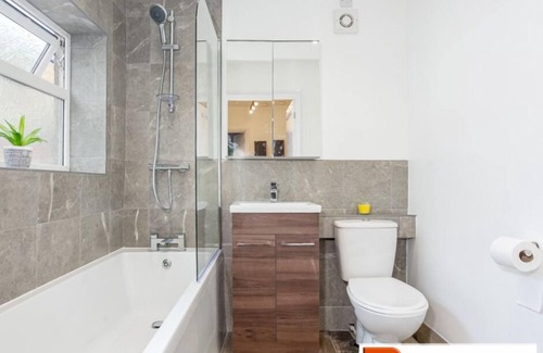 North Wheatley House | ByEvo Darwin House - 4 bed 2 bath House great for Contractors or Families