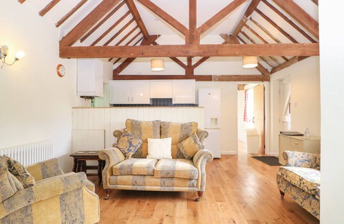 Pulborough House | BYRE COTTAGE 4, family friendly, with pool in Storrington