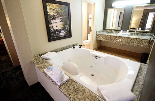 Grand Forks Hotel | C'mon Inn Hotel & Suites