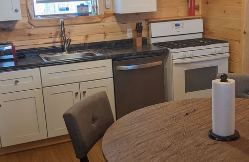 South Rutland House | C5a snowmobile trail is 300 yards from driveway Rural 3 bedroom house with wifi