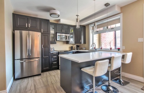 Cote-Des-Neiges—Notre-Dame-De-Grace Condo | Luxurious 2 bedroom, 2 balconies, 2 bath condo- Hi-Speed WIFI with FREE parking