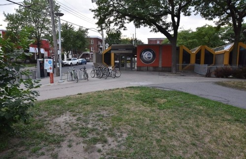 Hochelaga Apartment | Sleeps 9, large condo in front of parc & metro, minutes to Downtown with parking
