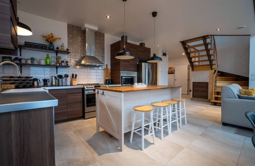 Petite-Riviere-Saint-Francois Ski Chalet | P'tite ferme Quebec | Scenic View |Sauna | Hot Tub
