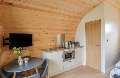 Bryngwran Cottage | CABAN CARIAD, character holiday cottage, with hot tub in Bodedern