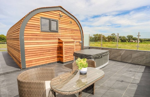 Bryngwran Cottage | CABAN CARIAD, character holiday cottage, with hot tub in Bodedern
