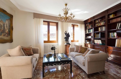 El Arenal Apartment | Cabildo Cathedral. 5 bedrooms and 2 free parking next to the Cathedral