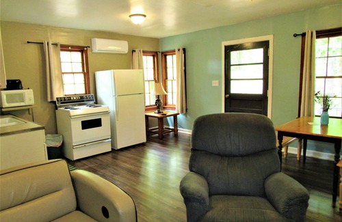 Almo House | Cabin 1 at Kentucky Lake's Lynnhurst Family Resort