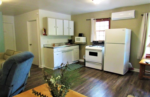 Almo House | Cabin 1 at Kentucky Lake's Lynnhurst Family Resort