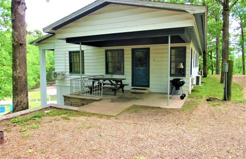 Almo House | Cabin 1 at Kentucky Lake's Lynnhurst Family Resort