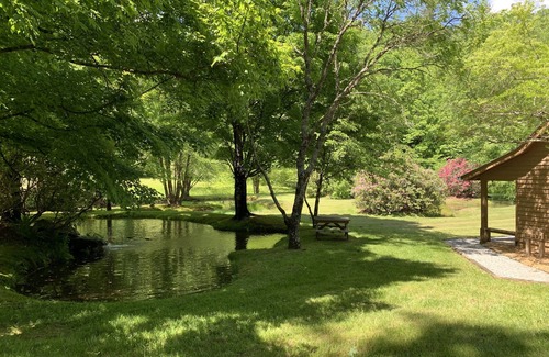 Rabun Gap Cabin | Cabin 1 bed,1 bath hillside with beautiful sunrises and sunsets overlooking lake