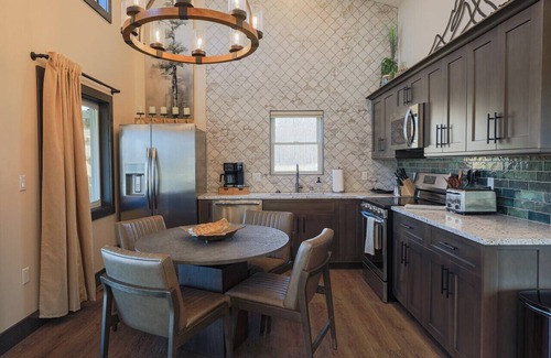 Timberline Apartment | Cabin 1 One Bed Modern Luxury w Hot Tub