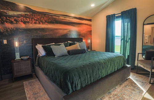 Timberline Apartment | Cabin 1 One Bed Modern Luxury w Hot Tub