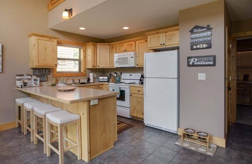 Walker Cabin | Cabin 110 - Pet Friendly/Open Loft/Modern, Clean, Comfortable