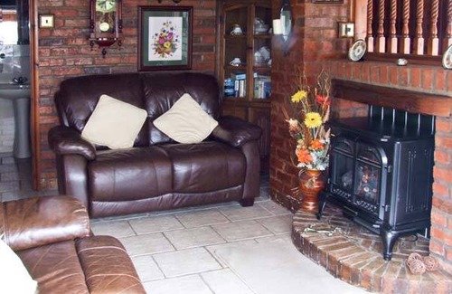 Stourport-on-Severn Cottage | Cabin ∙ 2 bedrooms ∙ 4 guests