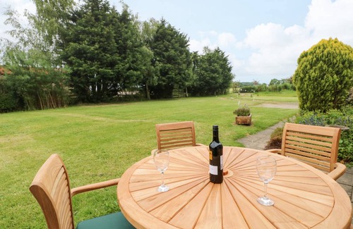 Stockton-on-Tees Cottage | Cabin ∙ 2 bedrooms ∙ 4 guests