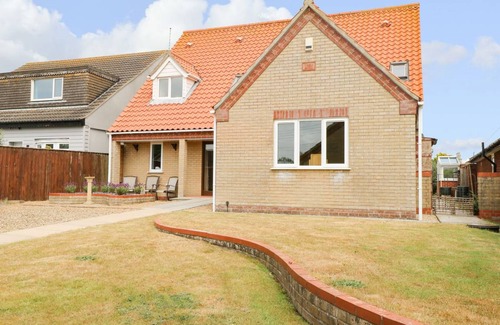 Winterton-on-Sea Cottage | Cabin ∙ 4 bedrooms ∙ 8 guests