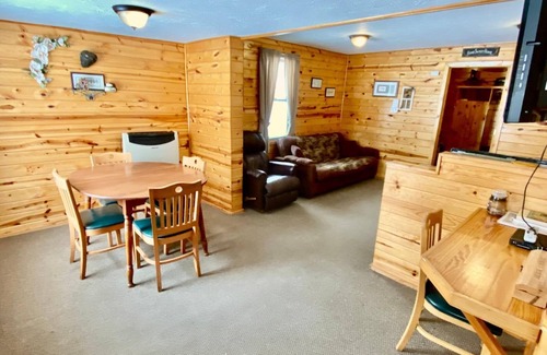 Hines Apartment | Cabin 4 Family friendly Resort