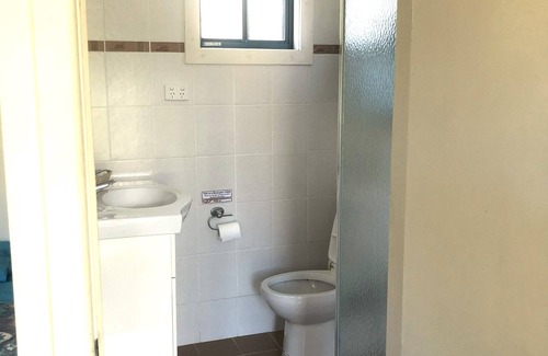 O'connell Bed & Breakfast | Cabin 5 - 2 single beds and ensuite. Access to all amenities