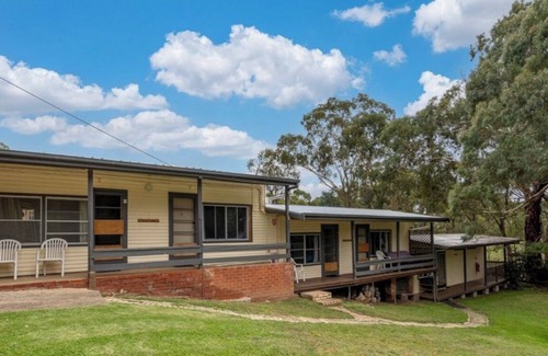 O'connell Bed & Breakfast | Cabin 5 - 2 single beds and ensuite. Access to all amenities