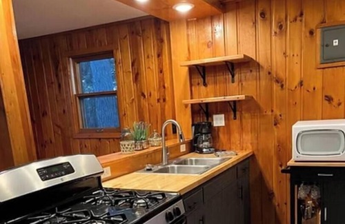 Pine River Apartment | Cabin 6 at Heaths Resort