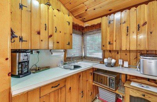 Kalkaska Cottage | Cabin 600' to Manistee Lake Private Shared Access
