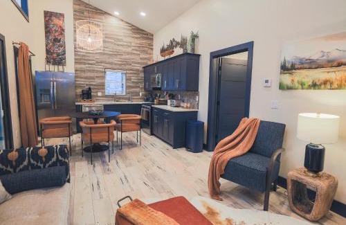 Timberline House | Cabin 7 (1-Bed, Modern-Luxury w. Hot Tub)