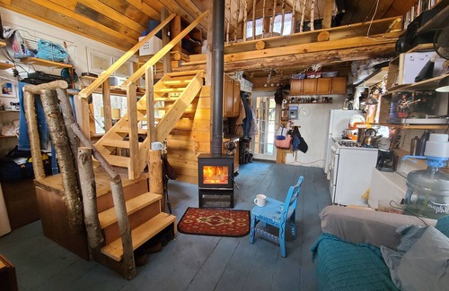 Jamaica Cabin | Cabin 7 min to Ski Stratton, Wood-Fired Sauna, Brook View, Woodstove, Dogs OK
