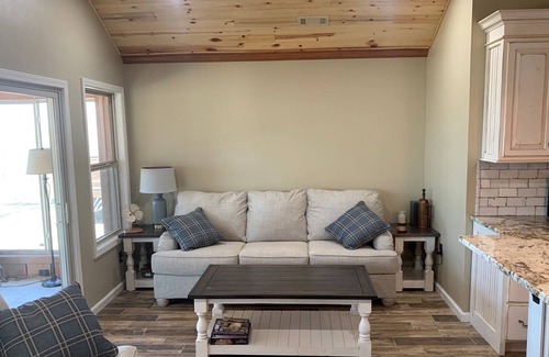 Oakland Cabin | Cabin 9 Beautiful Three Bedroom Cabin with 4 season room with view Bull Shoals