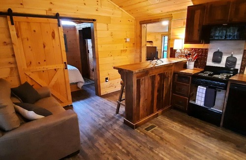 Hilham Cabin | Cabin at the entrance of Standing Stone State Park and near Dale Hollow Lake.