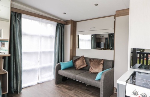 Glenisla Cottage | CABIN AT THE TAVERN, pet friendly, with a garden in Coupar Angus