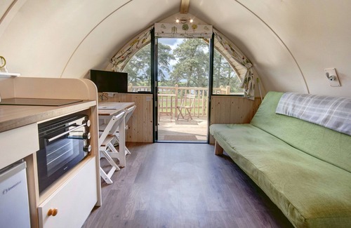 Langley-on-Tyne Ski Chalet | Cabin by Langley Dam with Lakeside Charm