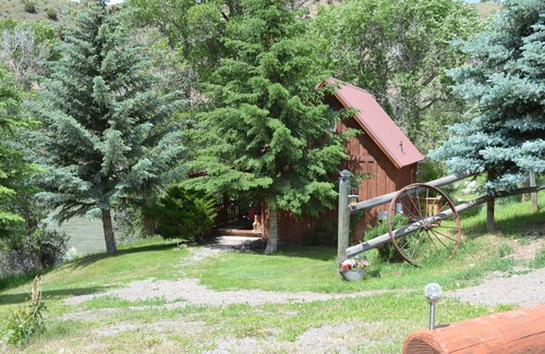 Gardiner Cabin | Cabin By The River~ 10 minutes from the north entrance to Yellowstone Park