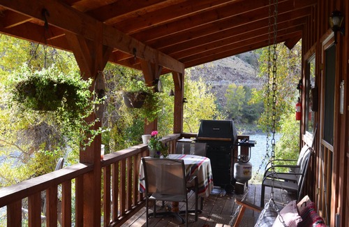 Gardiner Cabin | Cabin By The River~ 10 minutes from the north entrance to Yellowstone Park